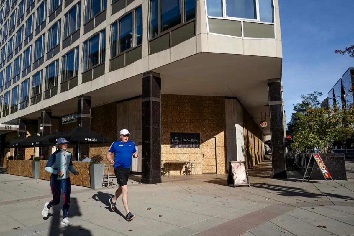 Blocks away from the White House, District of Columbia businesses board up storefronts before Election Day in Washington on Nov. 3, 2024. (Madalina Vasiliu/The Epoch Times)