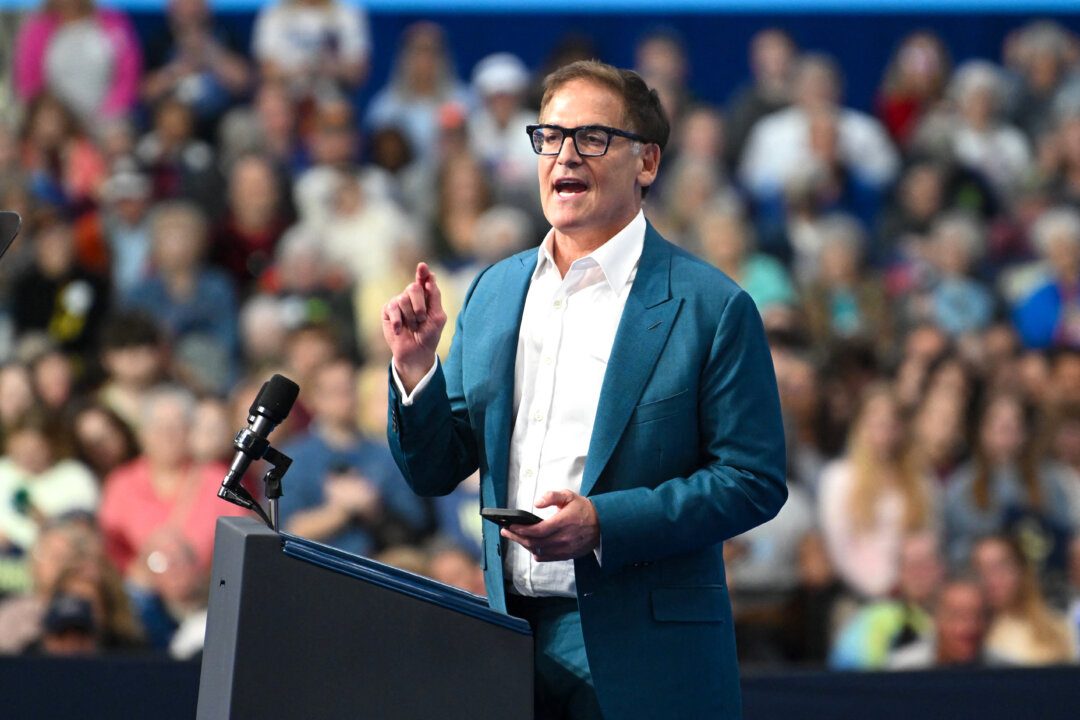 Mark Cuban Joins Talarico on Campaign Trail in Texas Senate Race