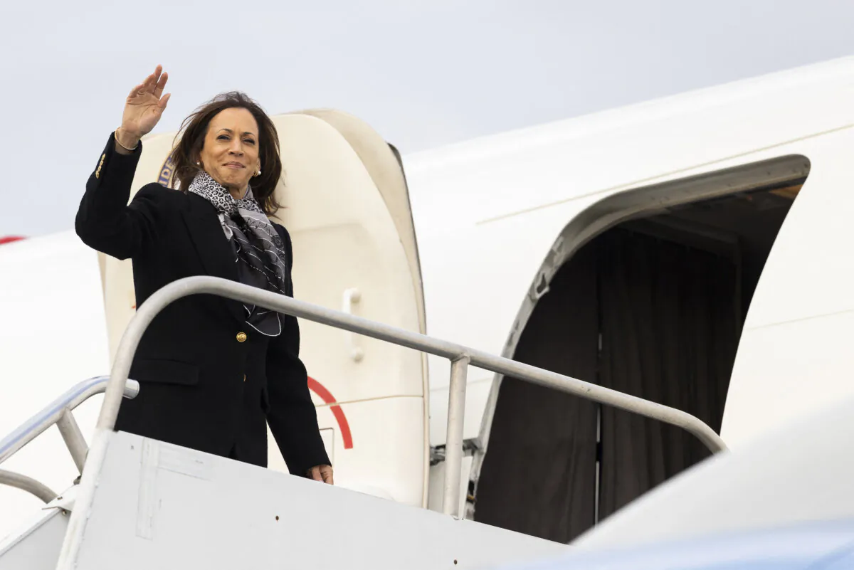 Democratic presidential nominee Vice President Kamala Harris boards Air Force Two at Wilkes-Barre Scranton International Airport in Scranton, Pennsylvania, on Nov. 4, 2024. (Ryan Collerd / AFP)