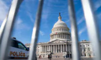 Man Who ‘Smelled Like Fuel’ With Torch and Flare Gun Arrested at US Capitol
