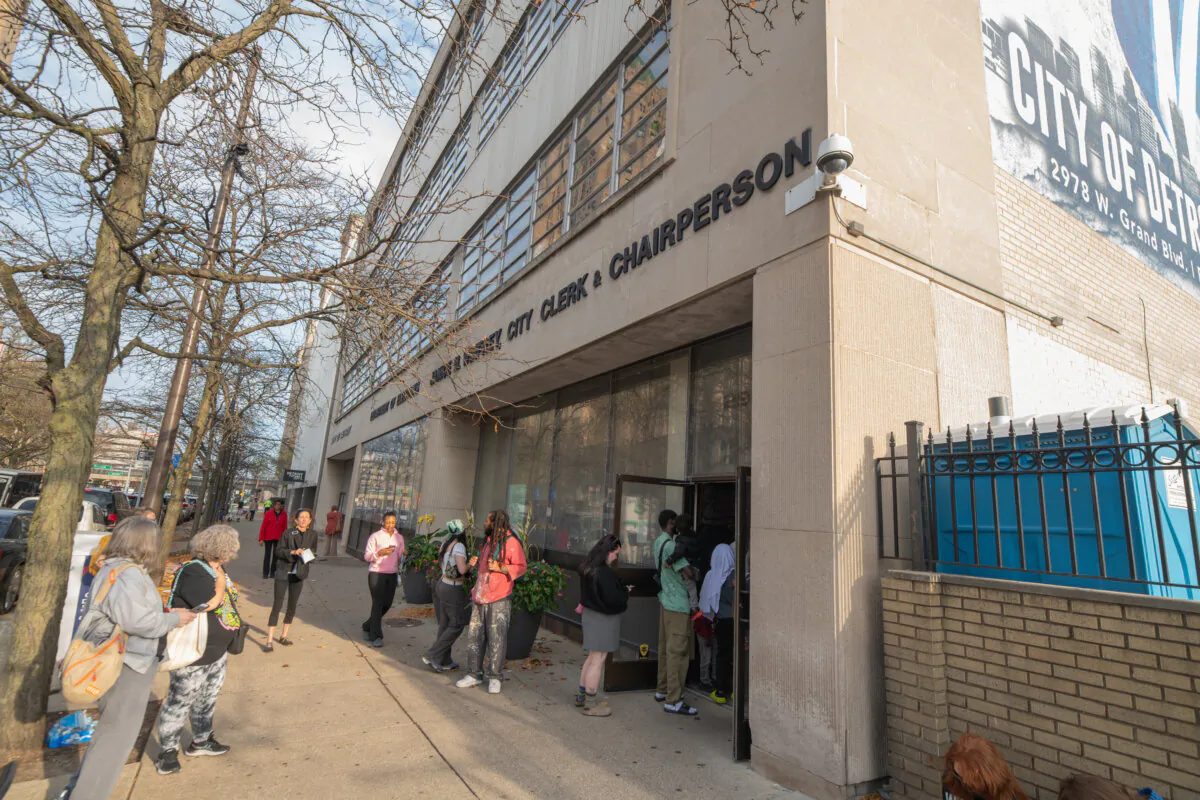 Voters wait for same-day registration outside the Detroit Department of Elections headquarters on Nov. 5, 2024. (Davslens Photography for The Epoch Times)
