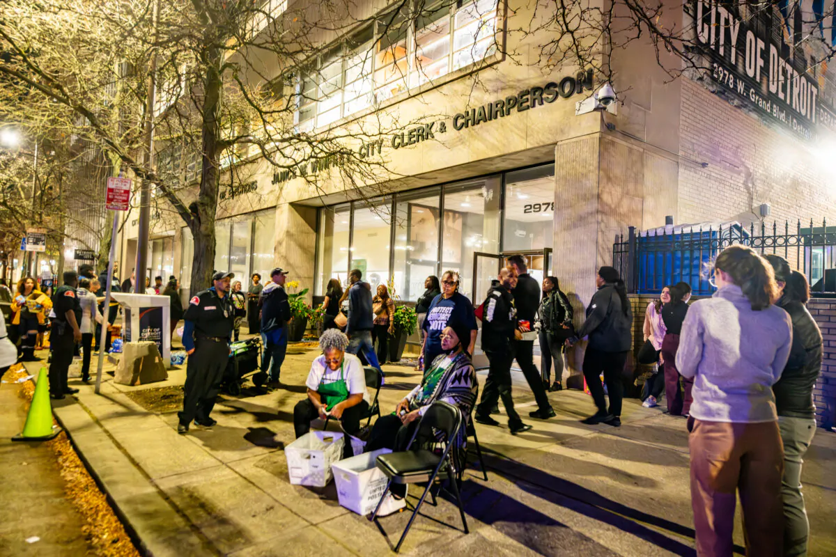 Last minute voters wait in line to register to vote and cast ballots at the Detroit Department of Elections in Detroit, Mich., on Nov. 5, 2024. (Davslens Photography for The Epoch Times)