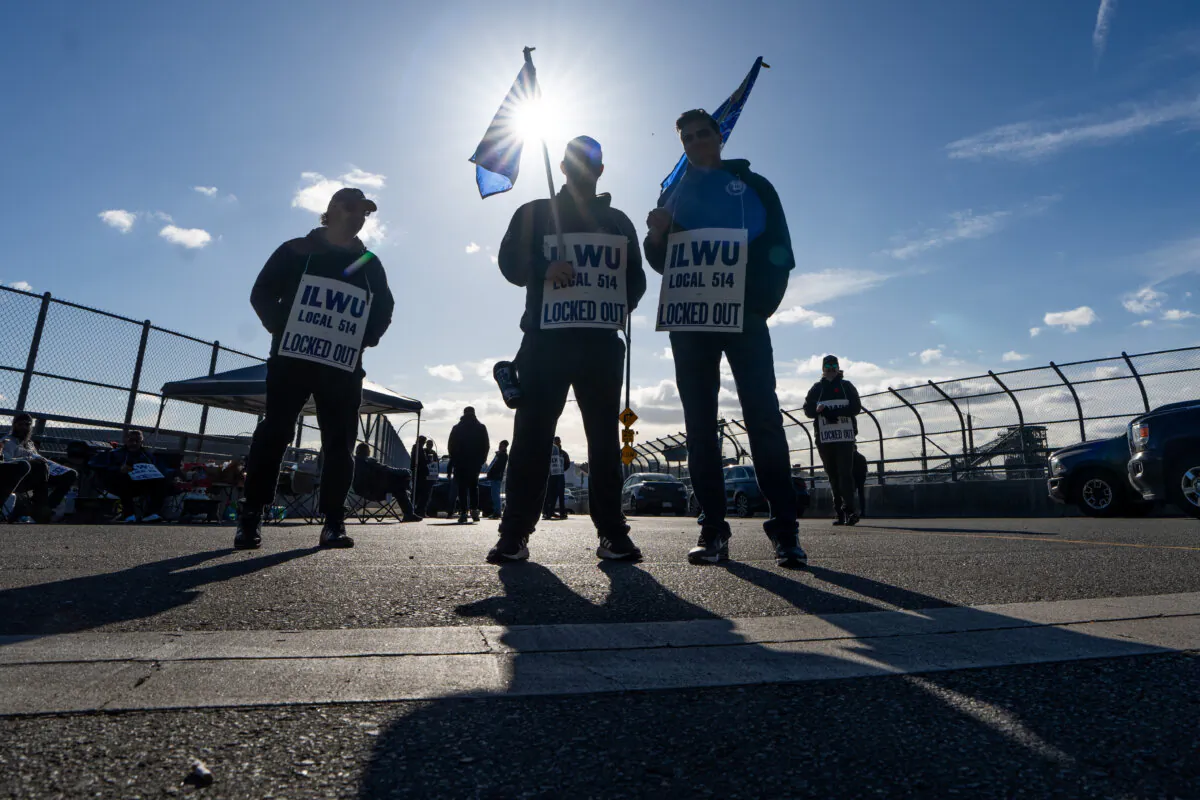 Workers picket at Neptune Terminal during an International Longshore and Warehouse Union labour dispute in North Vancouver on Nov. 5, 2024. (The Canadian Press/Ethan Cairns)