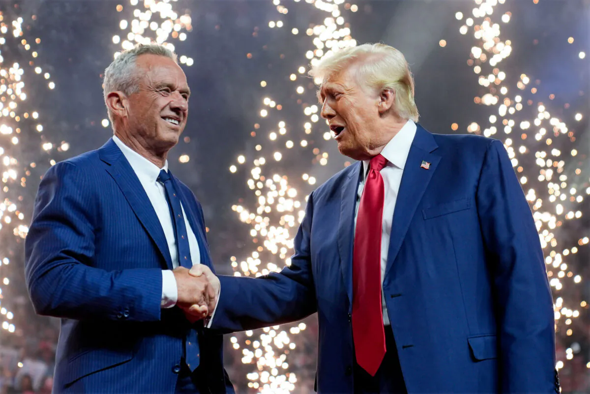 Republican presidential nominee former President Donald Trump (R) shakes hands with independent presidential candidate Robert F. Kennedy Jr. at a campaign rally at the Desert Diamond Arena in Glendale, Ariz., on Aug. 23, 2024. (Evan Vucci/AP Photo)