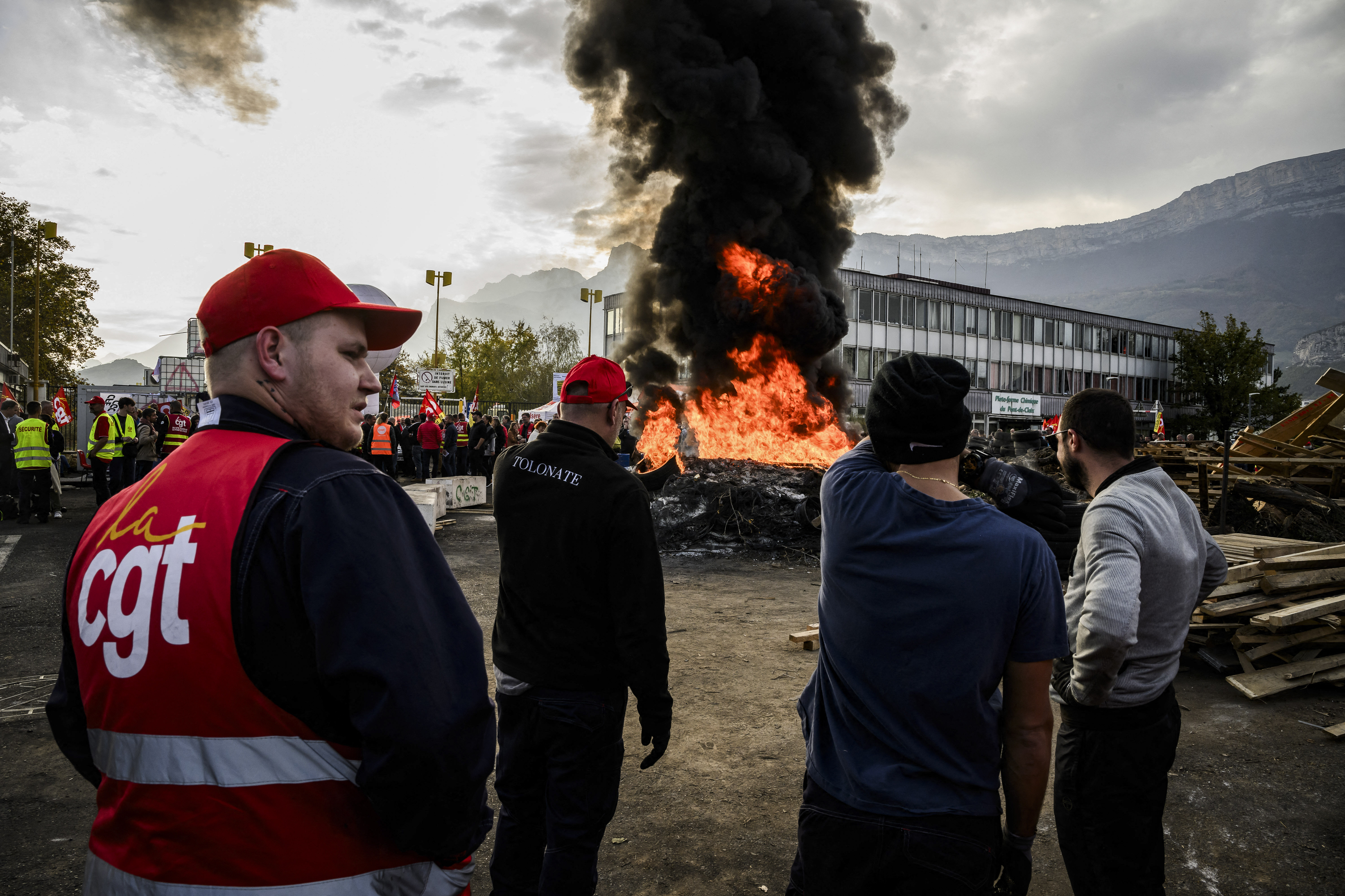 Day in Photos: Strike on Chemical Factory, Field of Remembrance, and Wading Through the Floods