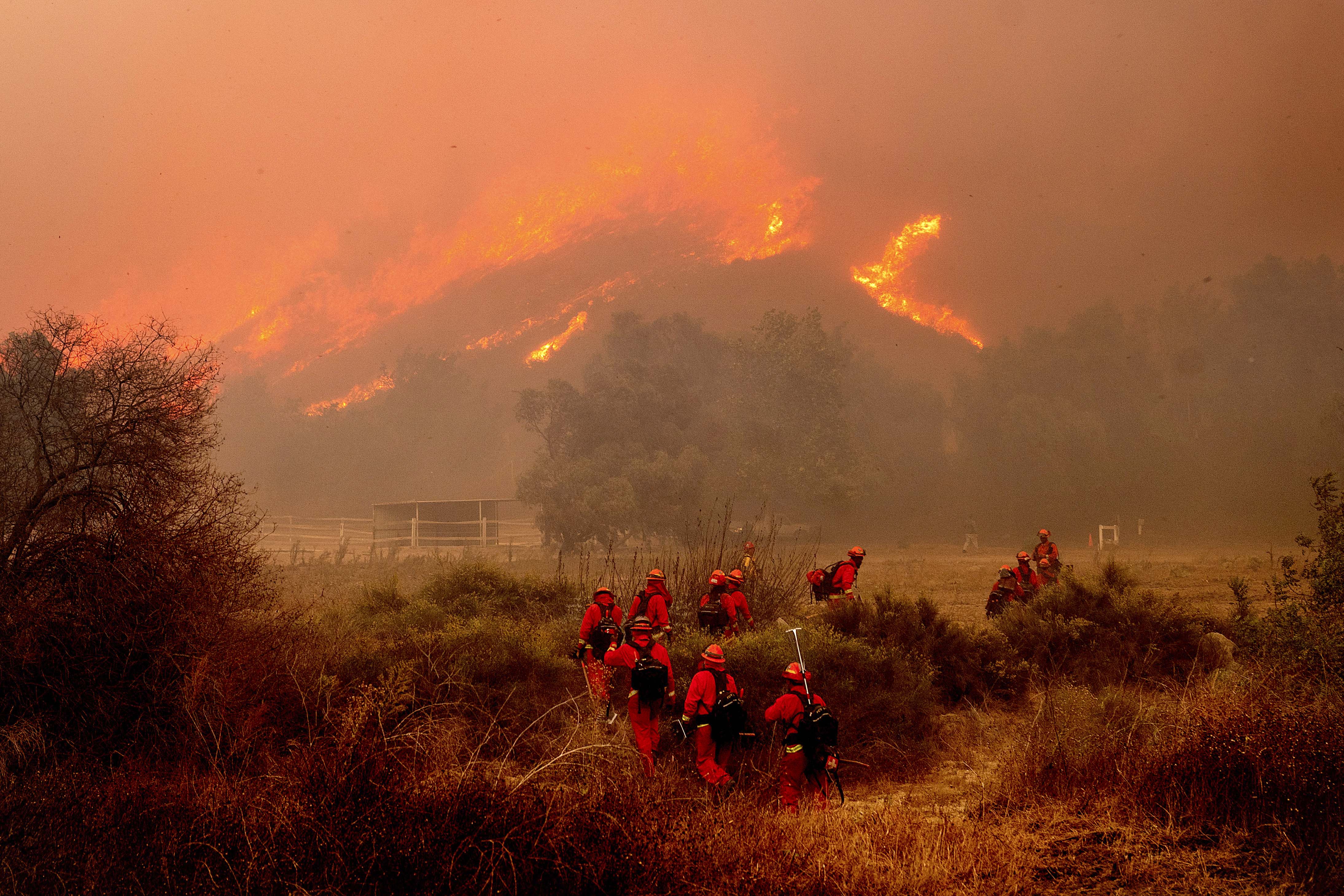 Day in Photos: Swift Wildfire, Legislators’ Attack, and a Respectful 2-Minute Silence