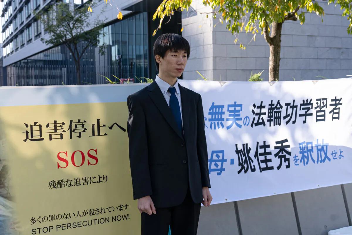 Gong Jinjun appeals for the release of his 57-year-old mother, who was arrested by Chinese police in September for her faith, in Tokyo on Nov. 8, 2024. (Zhang Yiwen/The Epoch Times)