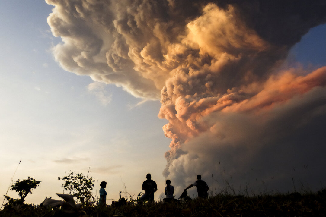 Major Airlines Cancel Flights to Indonesia’s Bali After Volcanic Eruption