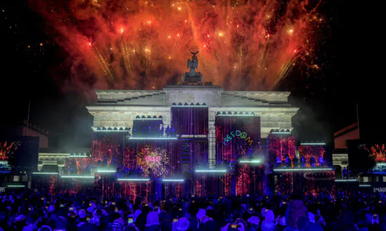 Tens of Thousands Celebrate Fall of Berlin Wall 35 Years Ago