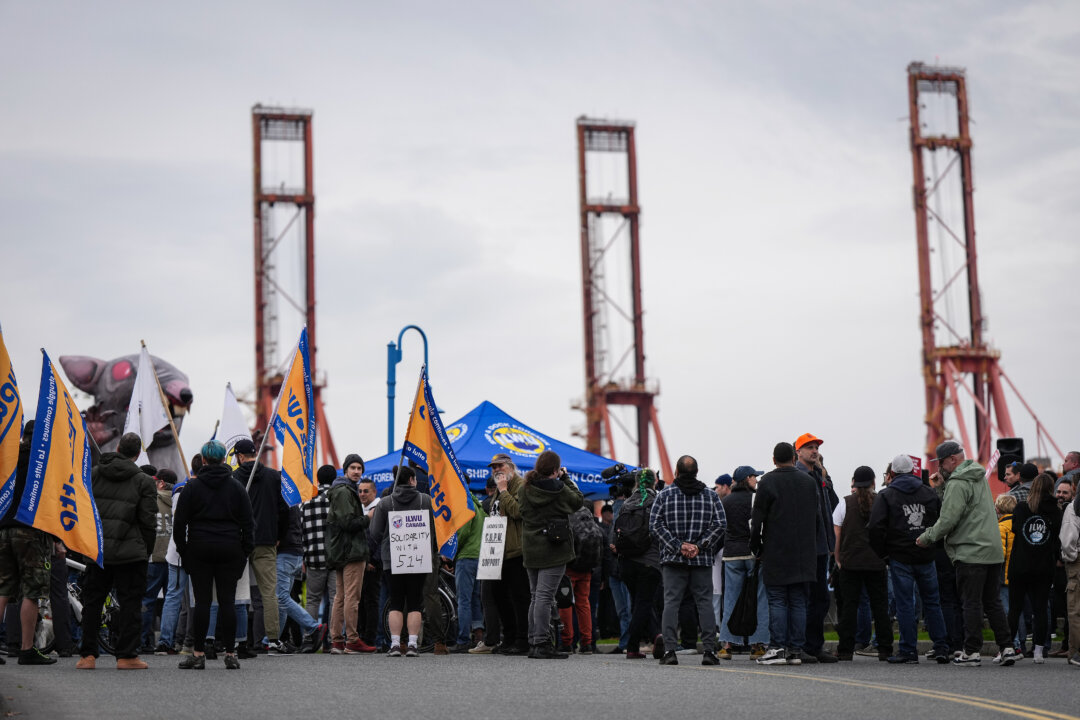 Ottawa Urges Return to Table After BC Port Dispute Talks Break Down