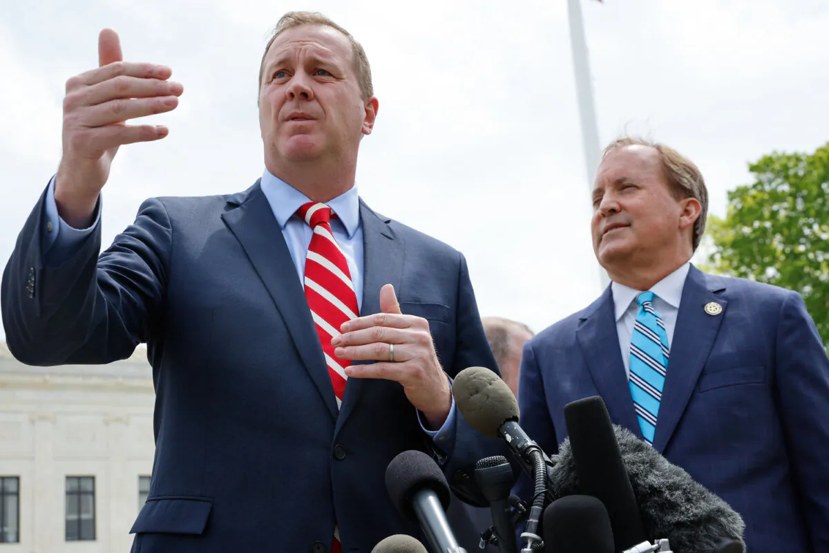 Sen. Eric Schmitt (R-Mo.) (L) talks to reporters with Texas Attorney General Ken Paxton, in Washington on April 26, 2022, (Chip Somodevilla/Getty Images)