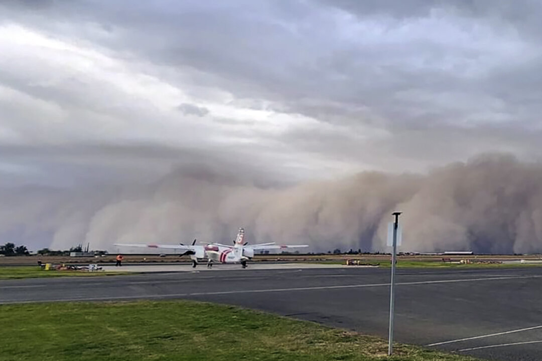 Massive Dust Storm Reduces Visibility, Causes Vehicle Pileup on Central California Highway