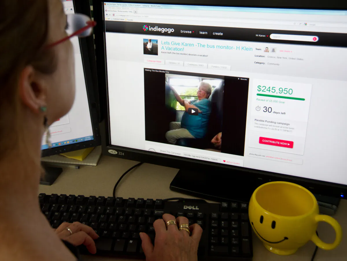 A journalist verifies information on the internet in Washington, D.C., on June 21, 2012. (Karen Bleier/AFP/GettyImages)