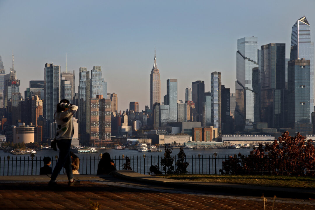 Manhattan Rooftop Fire Sends Plumes of Dark Smoke Into Skyline