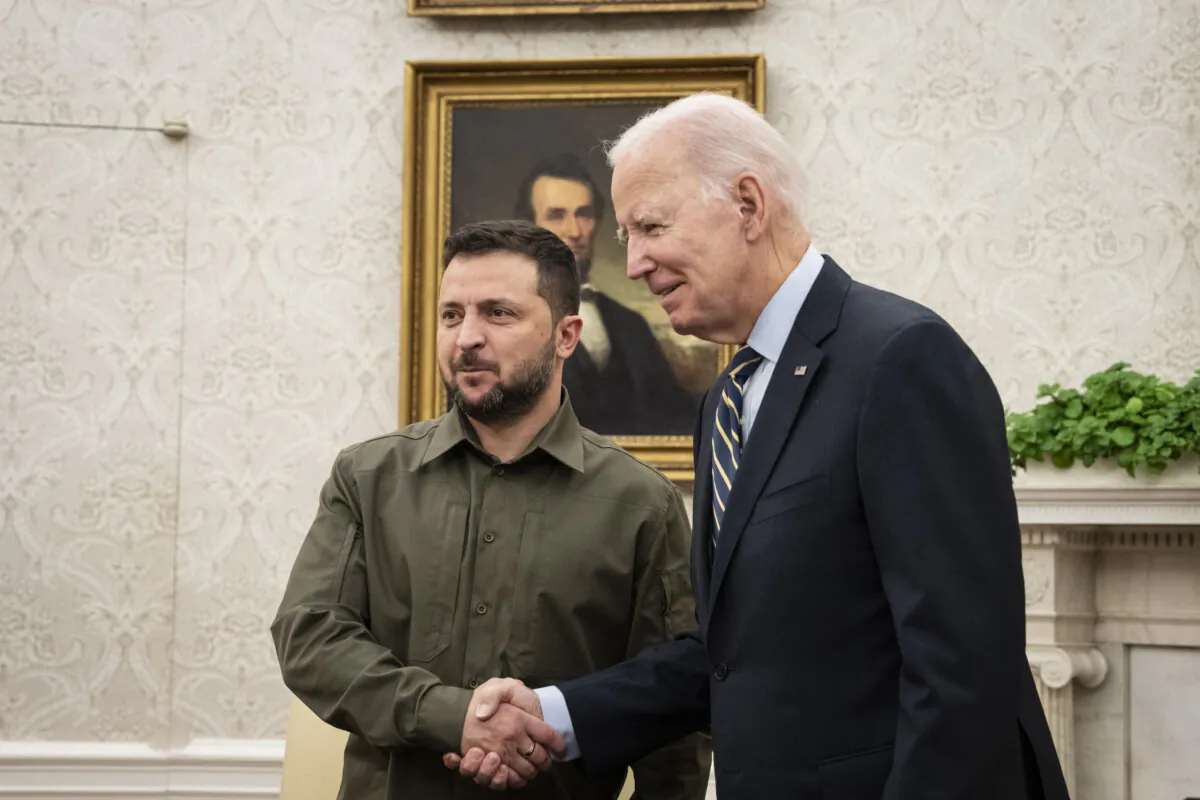 President Joe Biden shakes hands with Ukrainian President Volodymyr Zelenskyy while welcoming him to the Oval Office at the White House in Washington on Sept. 21, 2023. (Drew Angerer/Getty Images)
