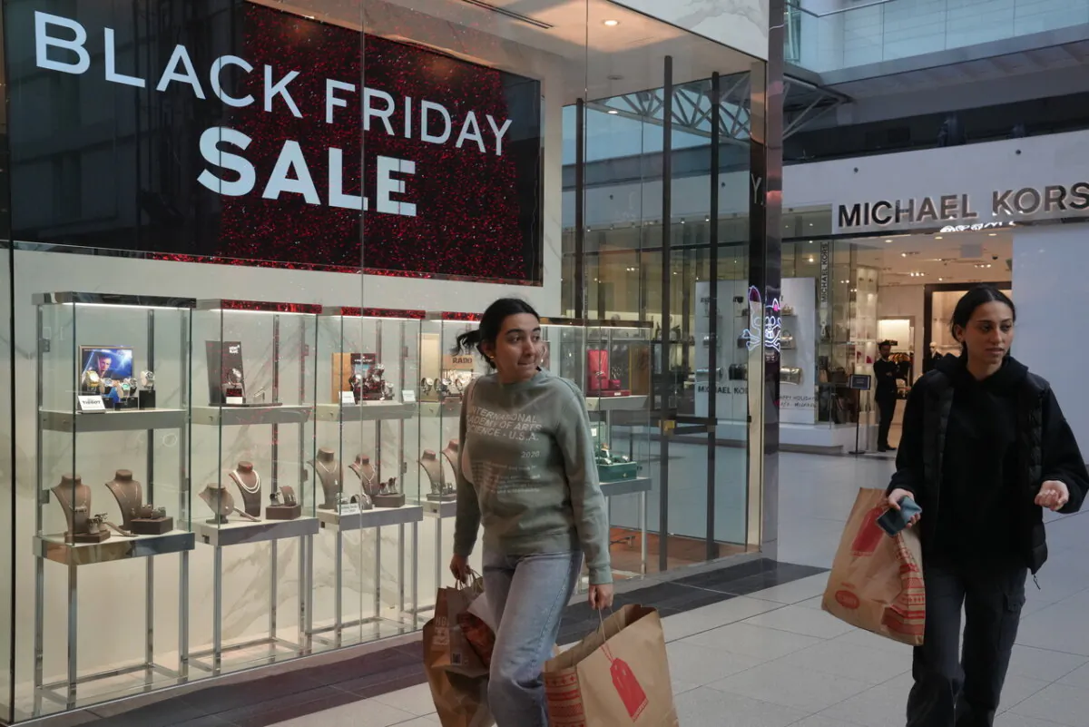 Shoppers track down Black Friday deals at the Eaton Centre in Toronto on Nov.24, 2023. (The Canadian Press/Chris Young)
