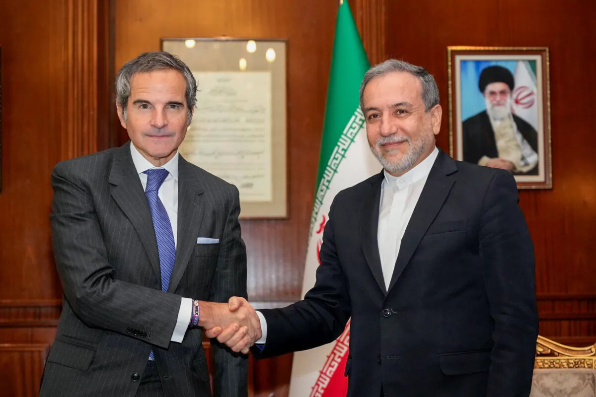 IAEA Chief Rafael Grossi (L) shakes hands with Iran's foreign minister, Abbas Aragchi (R), in Tehran, Iran, on Nov. 14, 2024. (Vahid Salemi/AP)