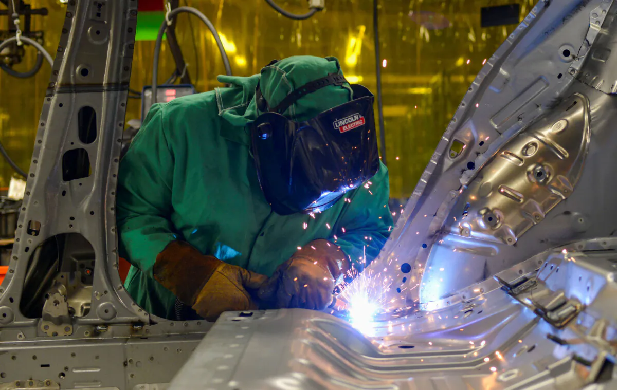 Line workers spot weld parts of the frame on the flex line at Nissan Motor Co's automobile manufacturing plant in Smyrna, Tenn., on Aug. 23, 2018. (William DeShazer/Reuters)