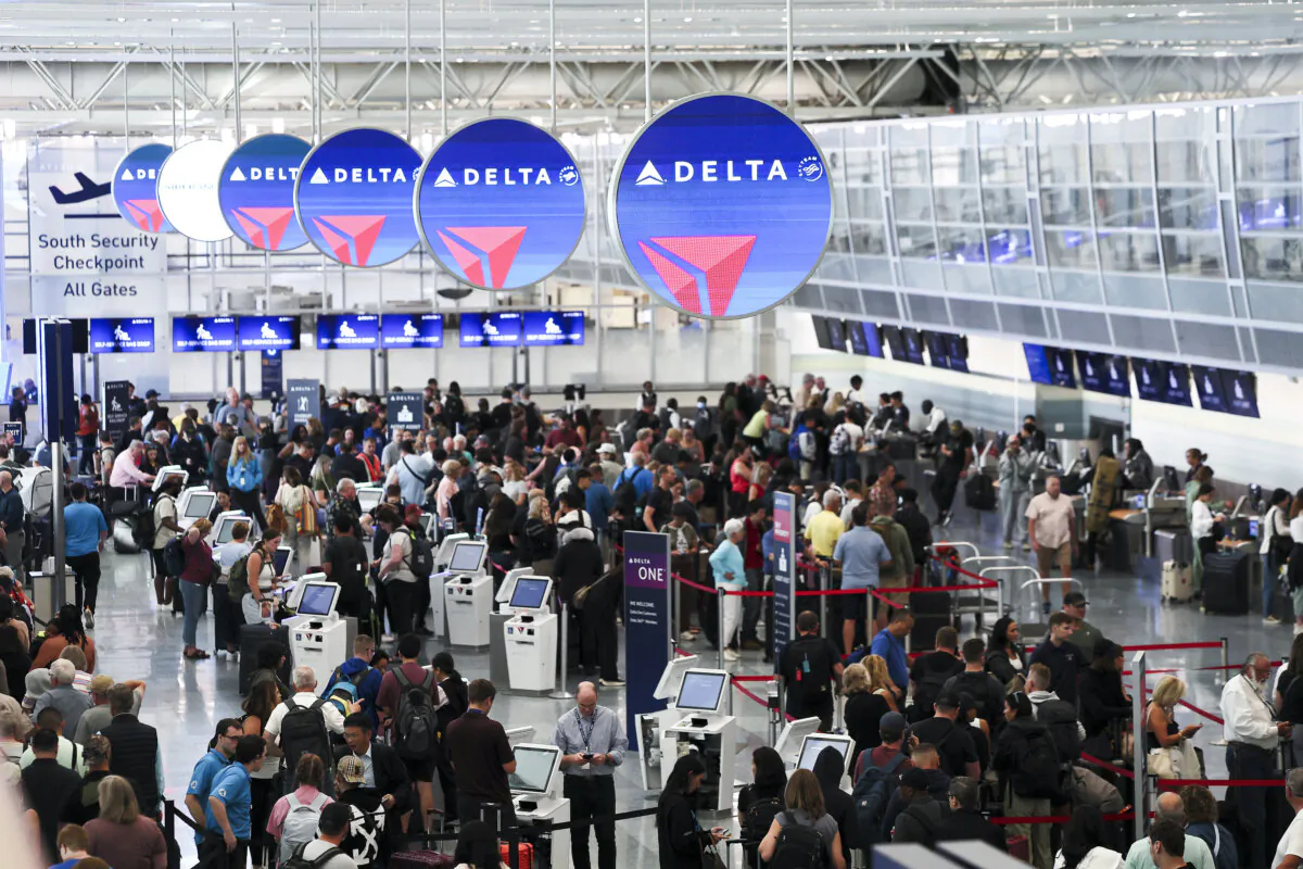 Delayed travelers wait in lines after software issues delayed flights globally in Minneapolis, at Minneapolis-St. Paul International Airport on July. 19, 2014. (AP Photo/Adam Bettcher)