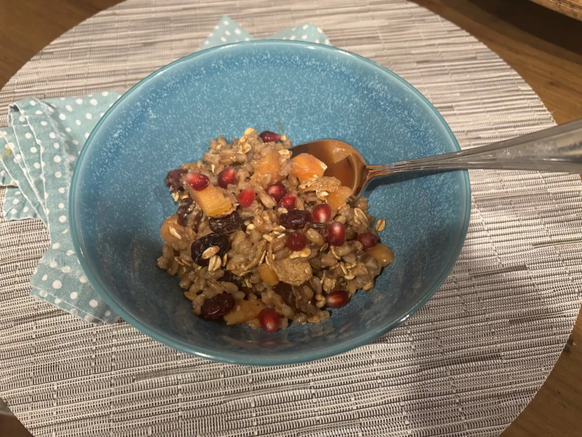 This breakfast bowl is a combination of crunchy, creamy, and fruity. (Diane Rossen Worthington/TCA)