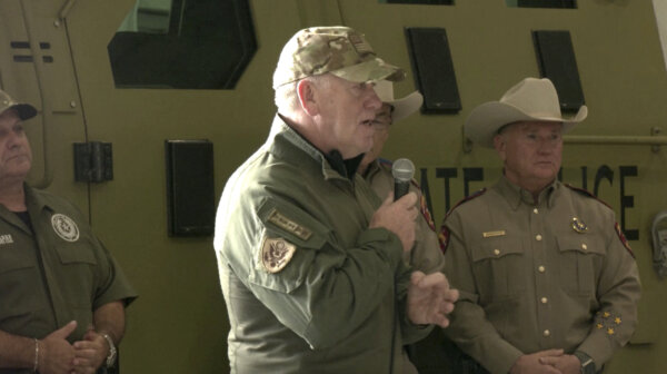 Tom Homan Serves Thanksgiving Meals to Border Troopers