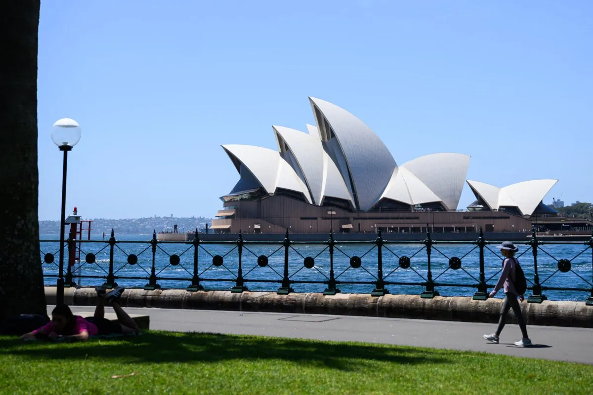 Members of the public are seen with the Sydney Opera House in the background in Sydney, Australia on Nov. 26, 2024. (AAP Image/Bianca De Marchi)