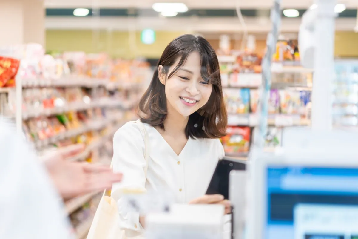 Everyone has a different attitude towards grocery shopping. (maroke/Shutterstock)
