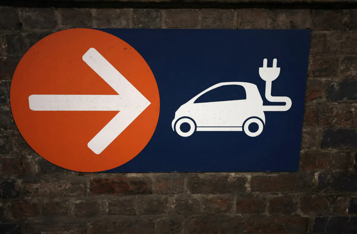 A sign directing towards electric vehicle charging points is seen in a car park in Manchester,  Britain, dated Sept. 8, 2023. (REUTERS/Phil Noble)