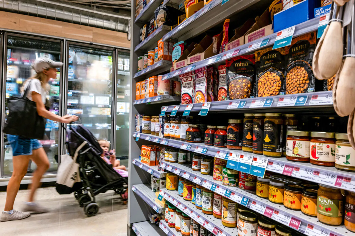 People shop at a grocery store in New York City on Aug. 14, 2024. (Spencer Platt/Getty Images)