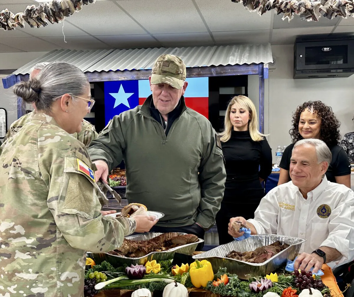 Incoming border czar Tom Homan (C) and Texas Gov. Greg Abbott, (R) serve a meal to men and women protecting the southwest border under Operation Lone Star in Eagle Pass, Texas, on Nov. 26, 2024. (Darlene McCormick Sanchez/The Epoch Times)