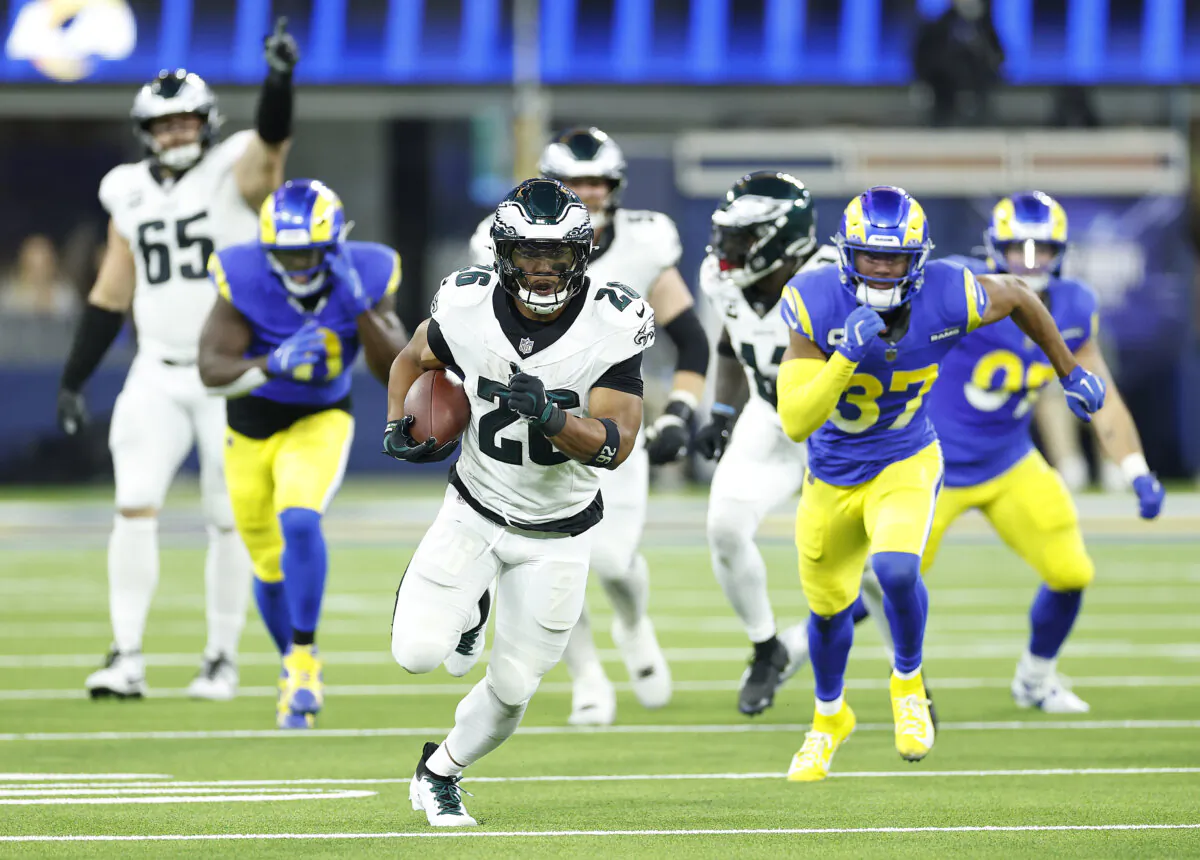 Saquon Barkley (26) of the Philadelphia Eagles runs for a touchdown during the third quarter against the Los Angeles Rams at SoFi Stadium in Inglewood, Calif., on Nov. 24, 2024. (Ronald Martinez/Getty Images)