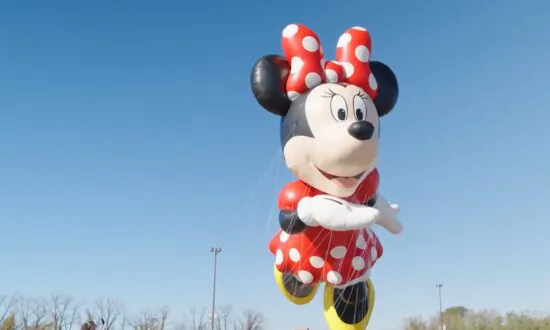 NYC Thanksgiving Day Parade: Behind the Scenes; Celebs Dish Out Thanksgiving Meals for the Homeless