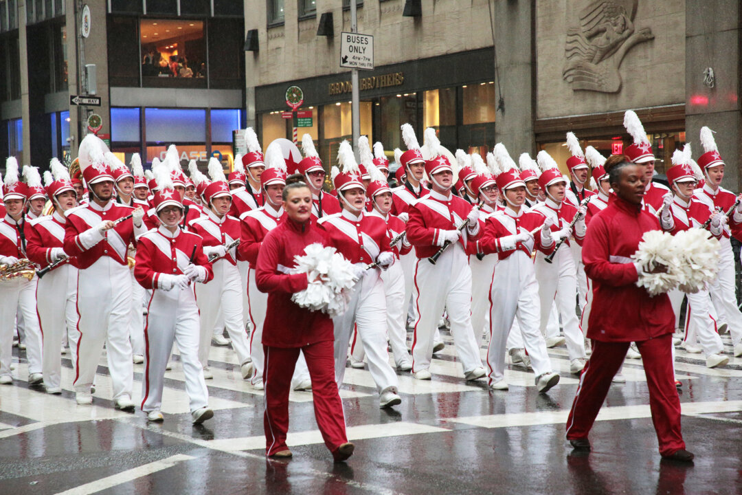 NYC Macy’s Thanksgiving Parade Gets Wet on 100th Anniversary