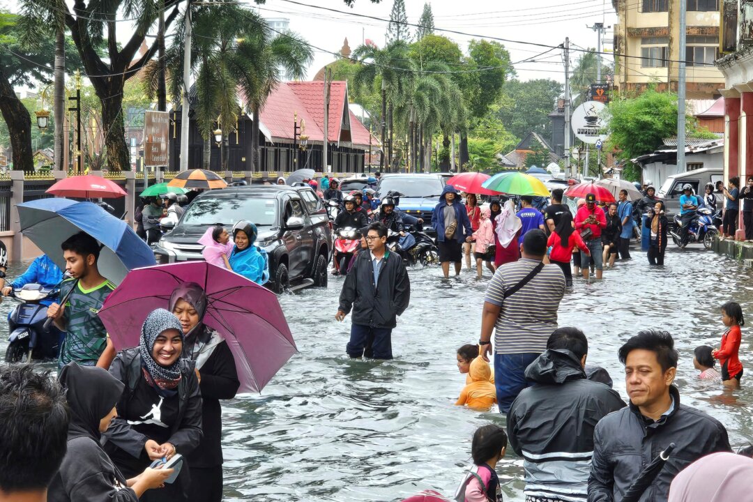 Severe Flooding Displaces Over 90,000 in Malaysia