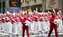 Crowds Brave the Rain to Watch Annual Thanksgiving Parade in New York