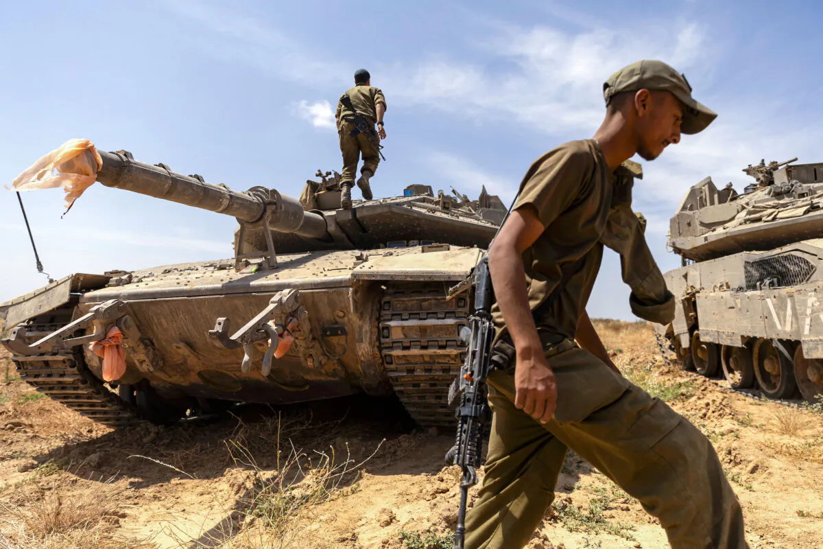Israeli soldiers prepare a tank near the border with the southern Gaza Strip in southern Israel on May 2, 2024. (Amir Levy/Getty Images)