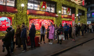 Record Numbers to Shop on Black Friday; 6 Democratic Lawmakers Report Bomb Threats