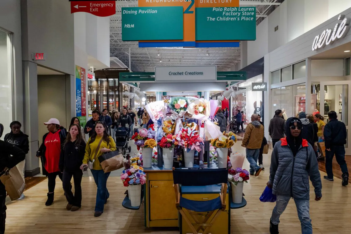 People shop on Black Friday at a mall in Hanover, Md., on Nov. 29, 2024. (Madalina Vasiliu/The Epoch Times)