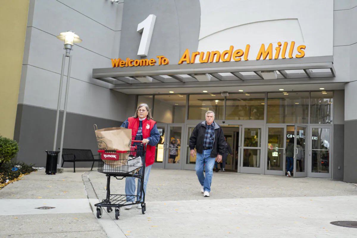 People shop on Black Friday at a mall in Hanover, Md., on Nov. 29, 2024. (Madalina Vasiliu/The Epoch Times)