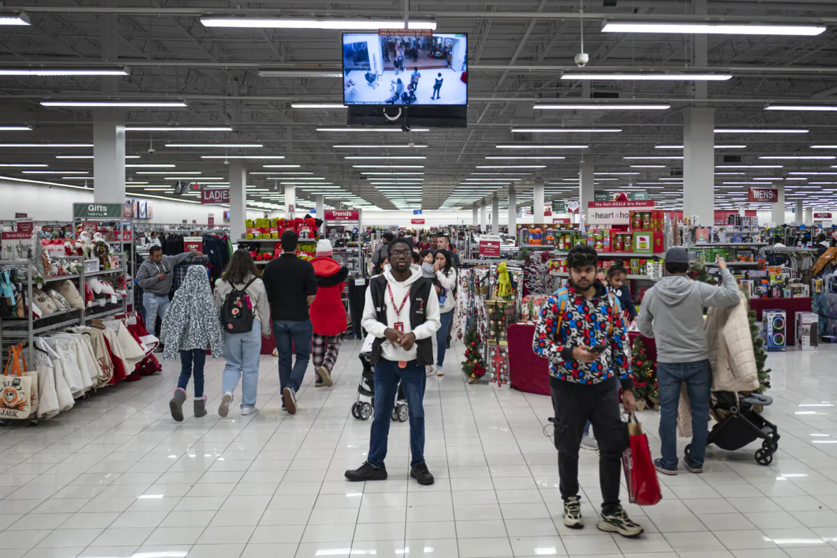 People shop on Black Friday at a mall in Hanover, Md., on Nov. 29, 2024. (Madalina Vasiliu/The Epoch Times)
