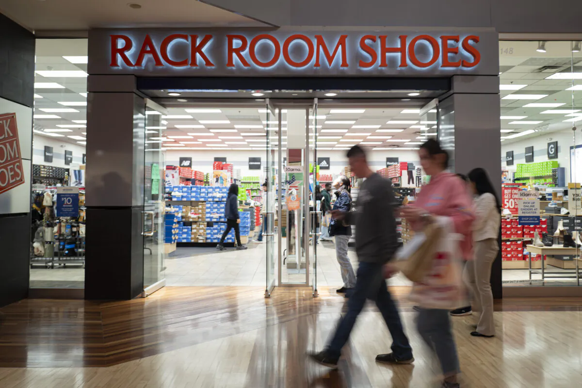 Shoppers lug their Black Friday purchases at a mall in Hanover, Md., on Nov. 29, 2024. (Madalina Vasiliu/The Epoch Times)