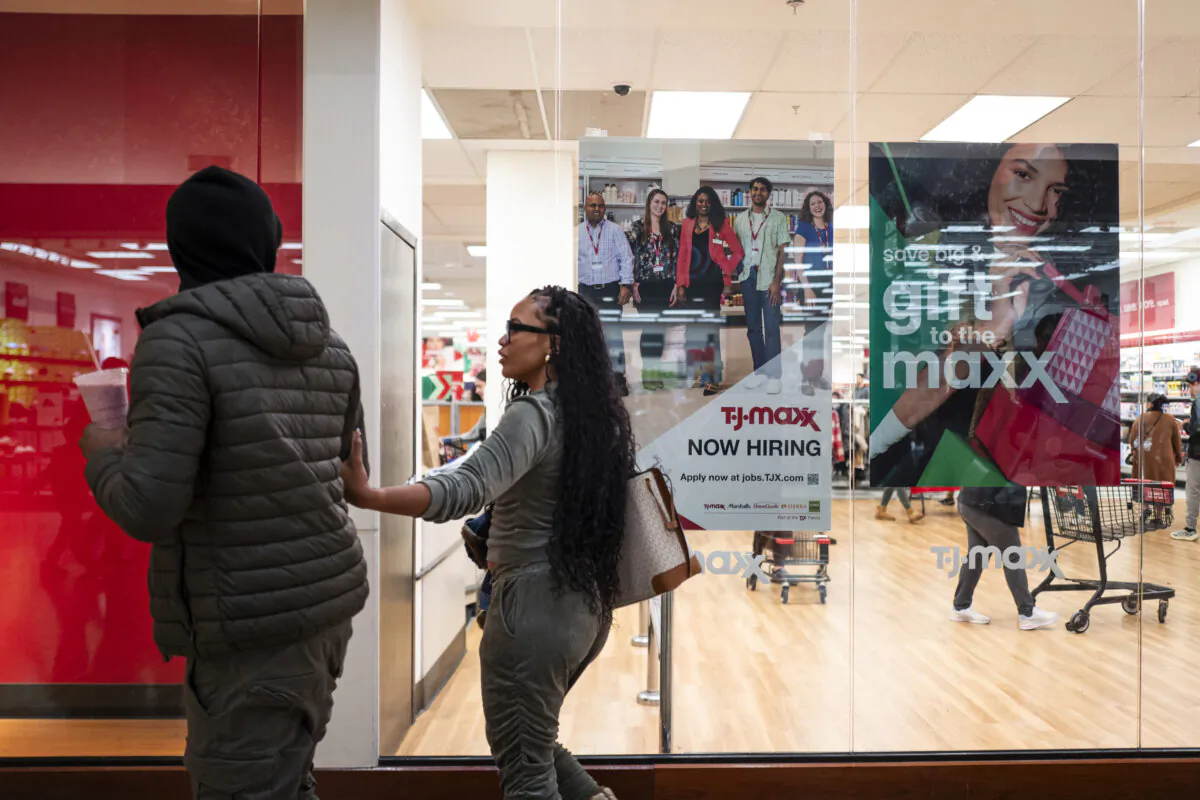 A "Now hiring" sign during Black Friday at a mall in Hanover, Md., on Nov. 29, 2024. (Madalina Vasiliu/The Epoch Times)