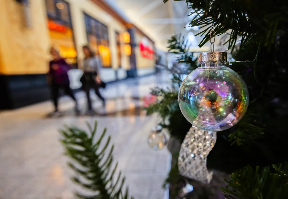 Shoppers look for deals on Black Friday at a shopping mall in Temecula, Calif., on Nov. 29, 2024. (John Fredricks/The Epoch Times)