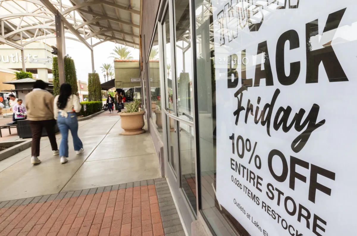 Shoppers look for deals on "Black Friday" at a shopping mall located in Lake Elsinore, Calif., on Nov 29, 2024. (John Fredricks/The Epoch Times)