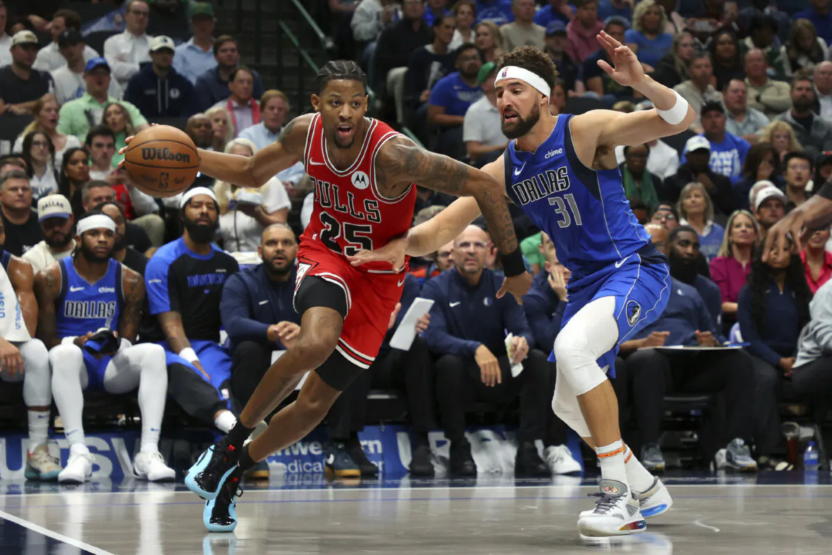 Chicago Bulls forward Dalen Terry (25) tries to drive past Dallas Mavericks guard Klay Thompson (31) in the first half of an NBA basketball game Wednesday, Nov. 6, 2024, in Dallas. (Richard W. Rodriguez/AP Photo)