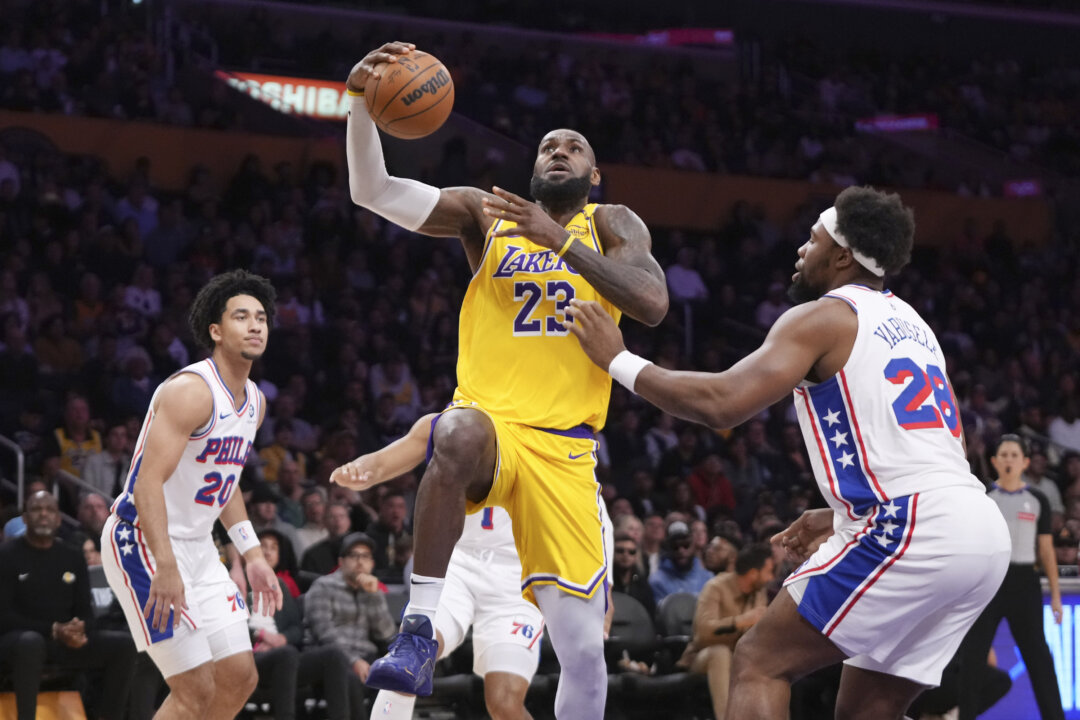 Lakers Defeat 76ers Behind LeBron's Triple-Double