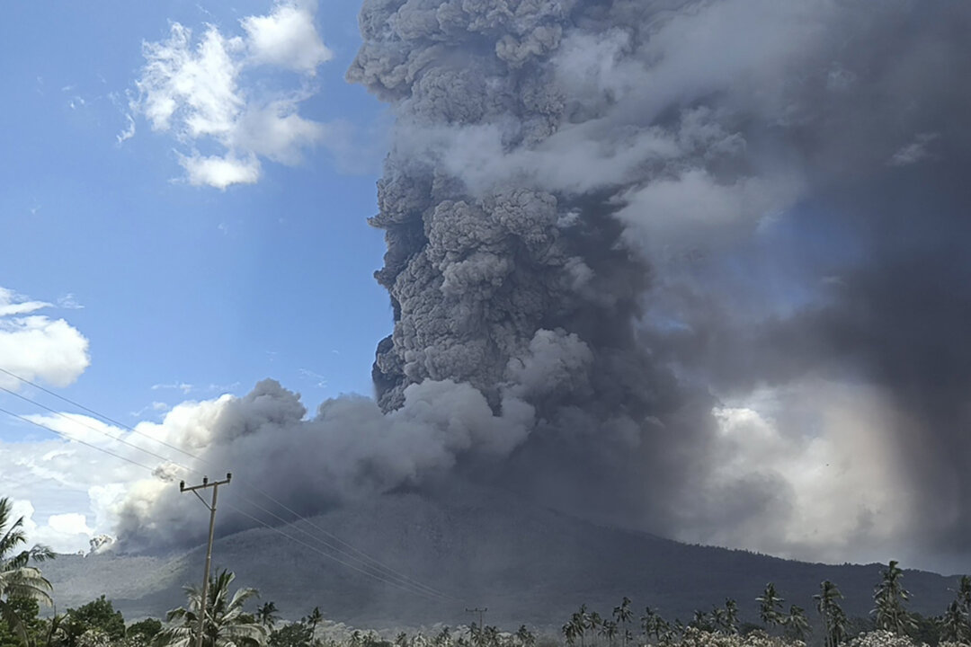 Indonesia’s Mount Lewotobi Laki Laki Unleashes Towering Columns of Hot Clouds