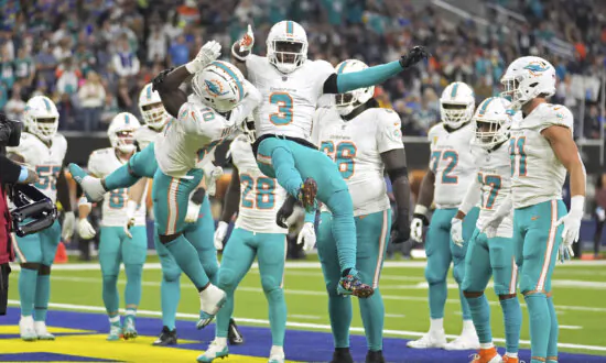 Tyreek Hill Makes Key TD Catch, and the Dolphins Hold Off the Rams 23-15 to Snap Their 3-game Skid