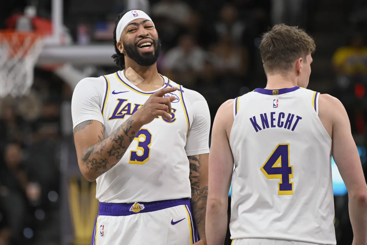 Los Angeles Lakers' Anthony Davis (3) gestures to teammates during the first half of an Emirates NBA Cup basketball game against the San Antonio Spurs in San Antonio, on Nov. 15, 2024. (Darren Abate/AP Photo)