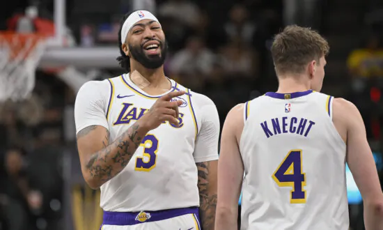 Anthony Davis, LeBron James Lead Lakers Past Spurs 120-115 to Open NBA Cup Title Defense